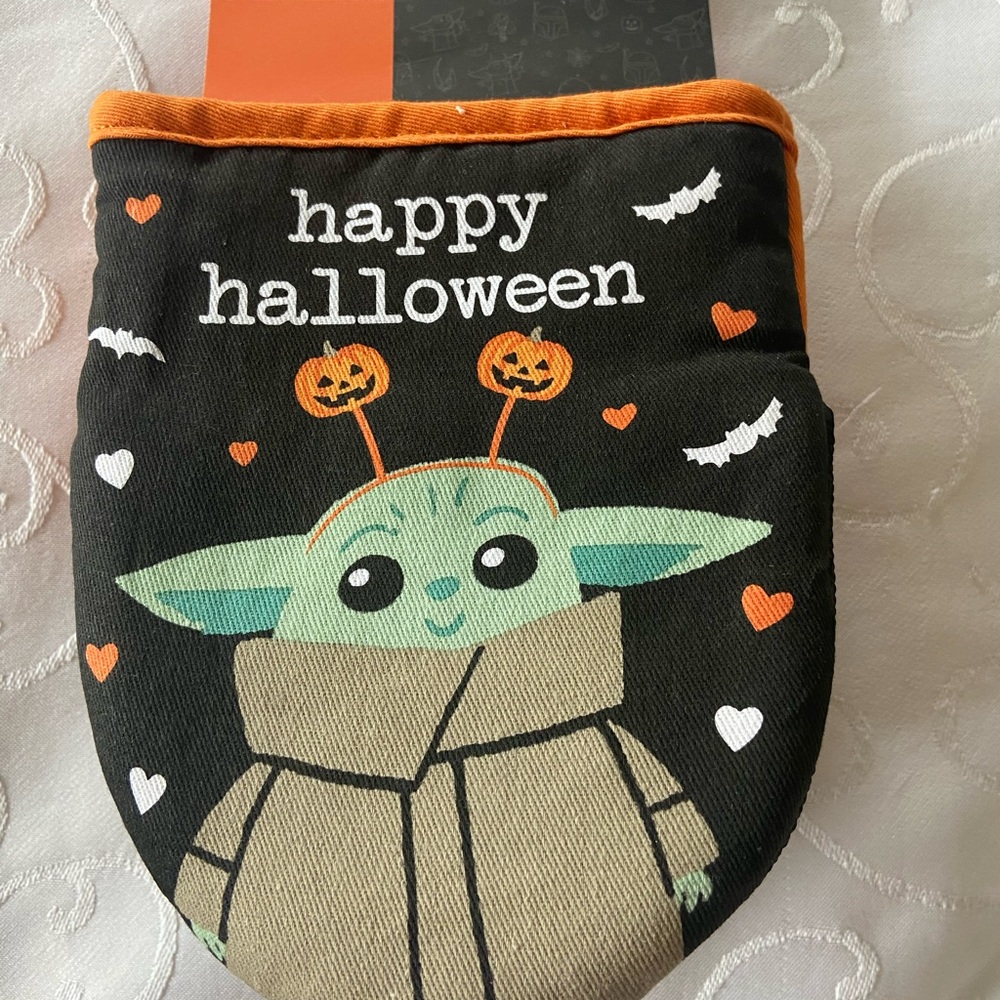 Disney Halloween Baby Yoda Oven Mitt - Black and Orange